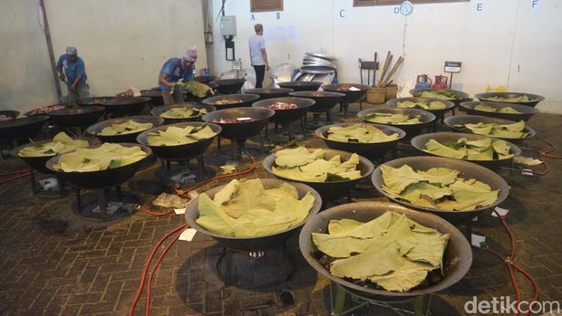 Penampakan prosesi masak nasi berkat di kompleks Masjid, Menara, dan Makam Sunan Kudus, Kamis (27/7/2023).