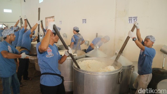 Penampakan prosesi masak nasi berkat di kompleks Masjid, Menara, dan Makam Sunan Kudus, Kamis (27/7/2023).