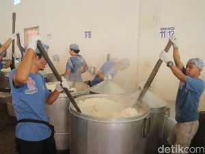 Melihat Sibuknya Persiapan Puncak Buka Luwur Makam Sunan Kudus