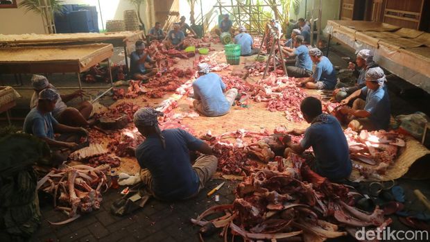 Penampakan prosesi masak nasi berkat di kompleks Masjid, Menara, dan Makam Sunan Kudus, Kamis (27/7/2023).
