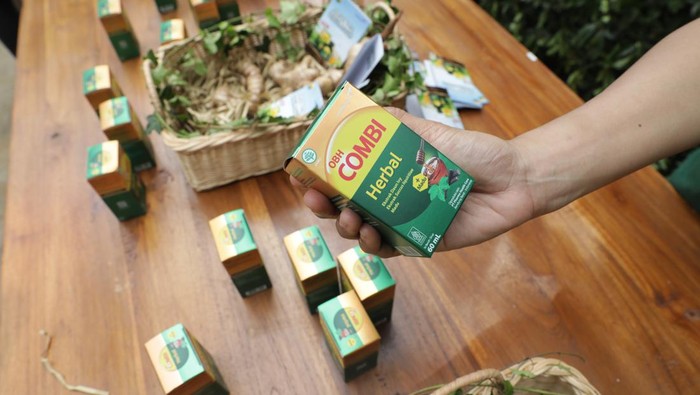 Figur publik Sharena Delon, Senior Vice President Marketing & International Operations Combipar Weitarsa Hendarto, dan Senior General Manager Marketing Consumer Health Combipar Cindy Gunawan berbincang saat peluncuran OBH Combi Herbal di Jakarta, Selasa (25/7/2023).