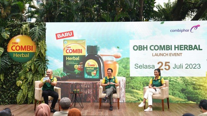 Figur publik Sharena Delon, Senior Vice President Marketing & International Operations Combipar Weitarsa Hendarto, dan Senior General Manager Marketing Consumer Health Combipar Cindy Gunawan berbincang saat peluncuran OBH Combi Herbal di Jakarta, Selasa (25/7/2023).