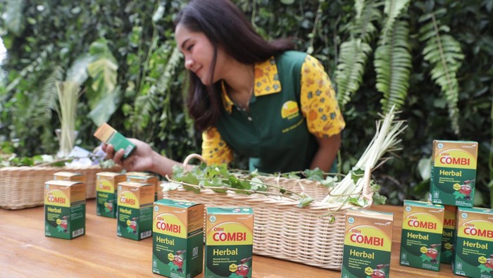 Figur publik Sharena Delon, Senior Vice President Marketing & International Operations Combipar Weitarsa Hendarto, dan Senior General Manager Marketing Consumer Health Combipar Cindy Gunawan berbincang saat peluncuran OBH Combi Herbal di Jakarta, Selasa (25/7/2023).