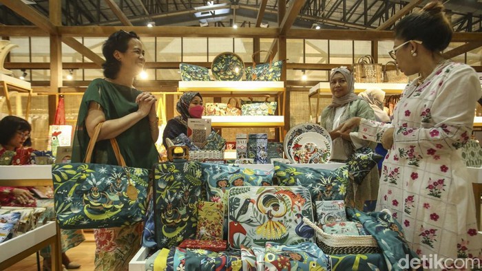 Ribuan Kerajinan UMKM Mejeng di KKI 2023 Karya Kreatif Indonesia (KKI) 2023, tengah berlangsung di Jakarta Convention Center (JCC), Kamis (27/07/2023). Sebanyak 300 UMKM dipamerkan secara luring, sedangkan 800 daring.