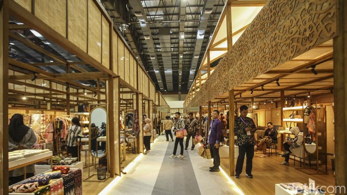 Karya Kreatif Indonesia (KKI) 2023, tengah berlangsung di Jakarta Convention Center (JCC), Kamis (27/07/2023). Sebanyak 300 UMKM dipamerkan secara luring, sedangkan 800 daring.
