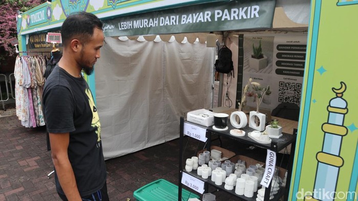 Ruby Perkasa perajin suvenir dari semen putih.