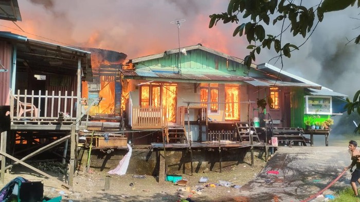 Rumah warga terbakar di Jambi. (Foto: Istimewa)