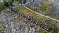 Kereta uap melintasi pegunungan Harz di Schierke, Jerman, Rabu (26/7/2023).
