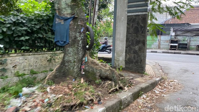Sampah kasur yang sempat kotori trotoar di Bandung sudah dibersihkan.