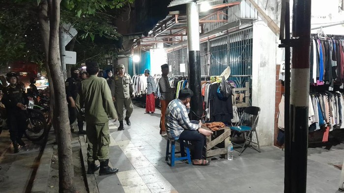 Satpol PP Surabaya tertibkan pedagang baju bekas di Jalan Ngaglik