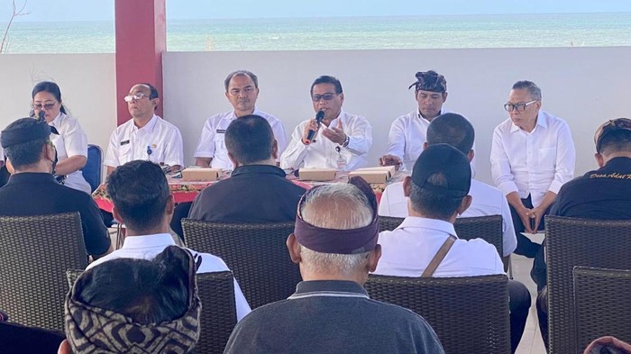 Sekretaris Daerah Kota Denpasar Ida Bagus Alit Wiradana saat menyambangi TPST Kesiman Kertalangu, Kota Denpasar, pada Rabu (26/7/2023).