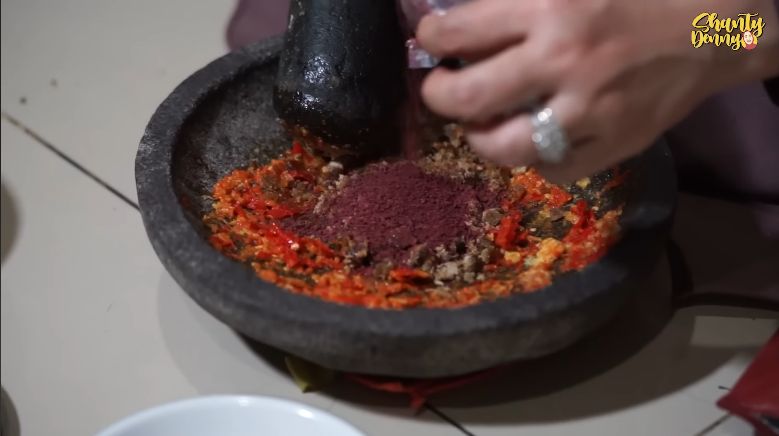Shanty Denny bikin sambal leunca yang sedap