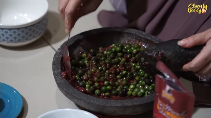 Shanty Denny bikin sambal leunca yang sedap