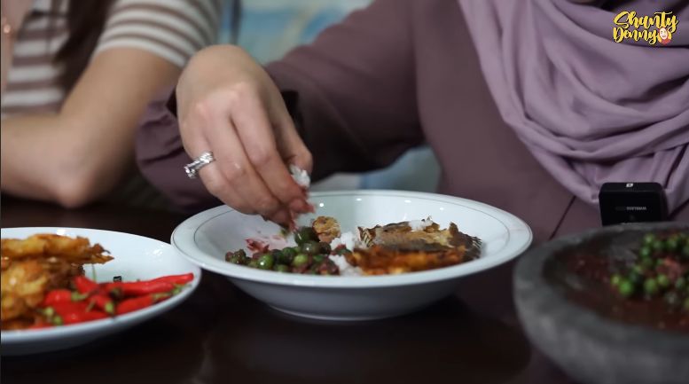 Shanty Denny bikin sambal leunca yang sedap