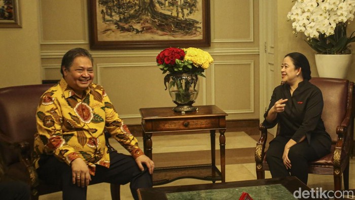 Ketua DPP PDI Perjuangan Puan Maharani mengunjungi kediaman Ketua Umum Partai Golkar Airlangga Hartarto. Puan tiba di kediaman Airlangga, Jalan Tirtayasa Raya, Jakarta Selatan, Kamis (27/7/2023), sekitar pukul 15.07 WIB.