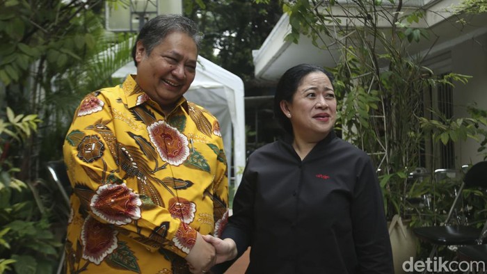 Silaturahmi Kebangsaan, Puan Sambangi Rumah Airlangga Ketua DPP PDI Perjuangan Puan Maharani mengunjungi kediaman Ketua Umum Partai Golkar Airlangga Hartarto. Puan tiba di kediaman Airlangga, Jalan Tirtayasa Raya, Jakarta Selatan, Kamis (27/7/2023), sekitar pukul 15.07 WIB.