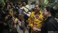 Kedatangan Puan disambut langsung oleh Airlangga. Keduanya tampak berjabat tangan dan saling melempar senyum. Kemudian, pertemuan digelar secara tertutup.  