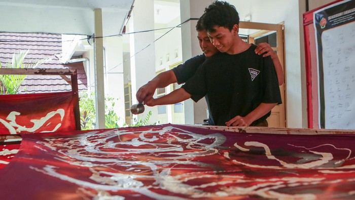 Siswa Sekolah Luar Biasa (SLB) membatik suntak di SLB 2 Yogyakarta, Kamis (27/7/2023). Kegiatan belajar membatik dengan metode suntak atau menuang cat tersebut untuk mengenalkan budaya batik serta memberikan keterampilan bagi siswa SLB agar mereka dapat mandiri. ANTARA FOTO/Hendra Nurdiyansyah/Spt.