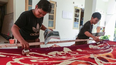 Momen Siswa SLB Belajar Membatik