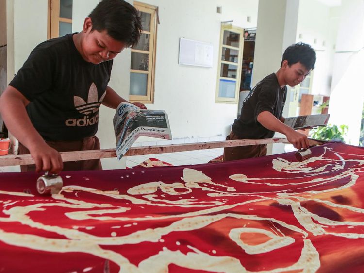 Momen Siswa SLB Belajar Membatik
