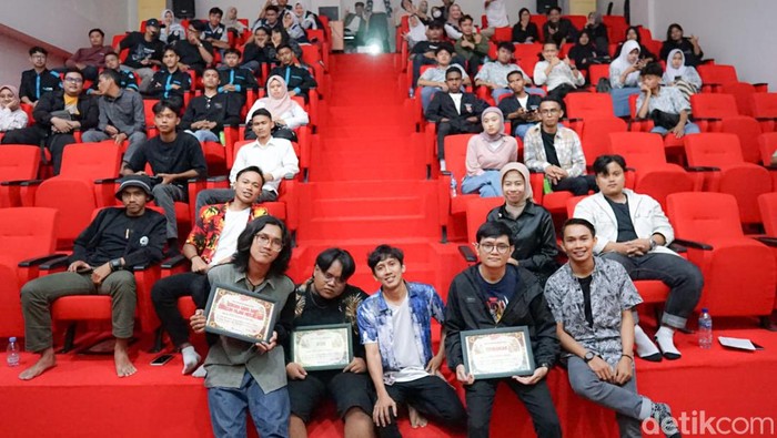 Suasana nonton film pendek di Gedung Perpustakaan Pangandaran