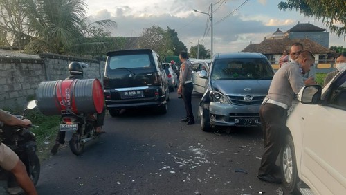 Polisi melakukan olah tempat kejadian perkara tabrakan di Jalan raya Lepang Klungkung, Kamis (27/7/2023) petang.