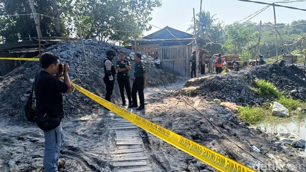 Petugas berjaga di sekitar lokasi terjebaknya delapan penambang emas di Desa Pancurendang, Kecamatan Ajibarang, Banyumas, Rabu (26/7/2023).