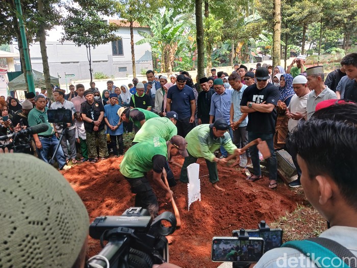 Taufik Lala Pemakaman aktor dan komedian Taufik Lala di TPU Munjul, Jakarta Timur pada Kamis (27/7/2023).
