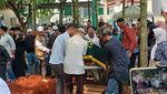 Foto: Prosesi Pemakaman Taufik Lala di TPU Munjul