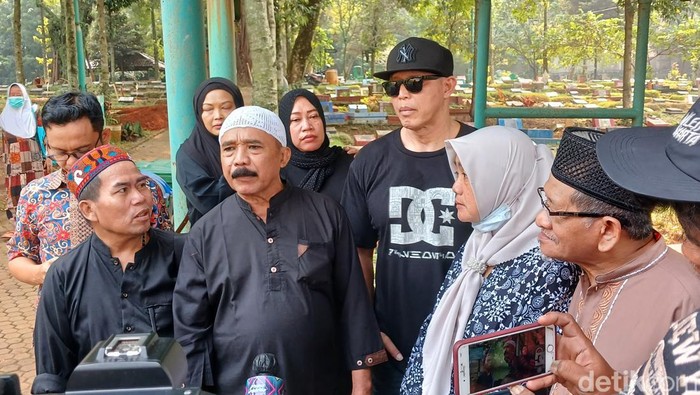 Rekan komdian antar jenazah Taufik Lala ke peristirahatan terakhir.