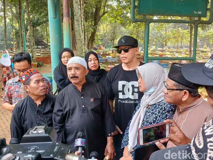 Rekan komdian antar jenazah Taufik Lala ke peristirahatan terakhir.