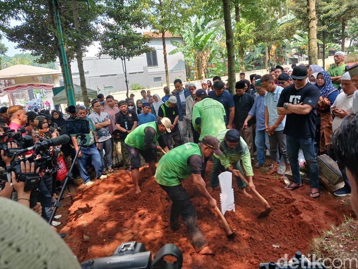 Taufik Lala Pemakaman aktor dan komedian Taufik Lala di TPU Munjul, Jakarta Timur pada Kamis (27/7/2023).