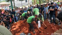 Deretan rekan komedian seperti Bang Tigor hingga Said Bajuri mengantarkan Taufik Lala ke peristirahatan terakhirnya. (Foto: Febriyantino/detikcom)  