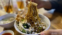 Seporsi bakmi di sini dibanderol sekitar Rp 30 ribu dan sudah dilengkapi dengan bakso dan pangsit rebus. Supaya tambah spesial kamu bisa memesan menu pelengkap lagi. Foto: detikcom/Riska Fitria