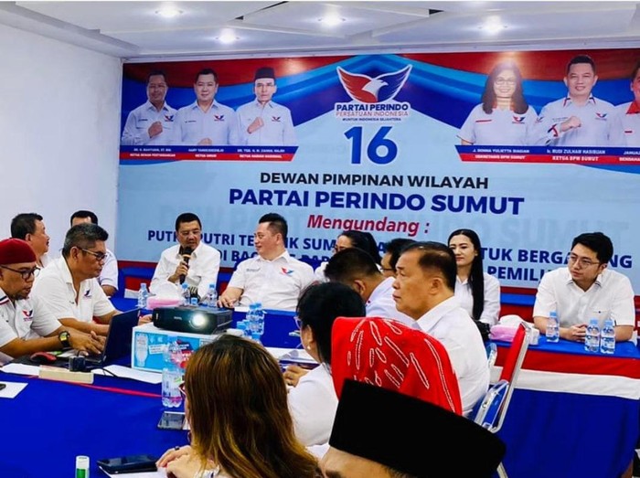Tengku Erry Nuradi saat mengikuti rapat di Perindo Sumut (Dok. Instagram Ketua Perindo Sumut)