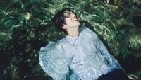 Younghoon kelihatan bahagia banget basah-basahan pakai baju lengkap! (Foto: dok. IST Entertainment)