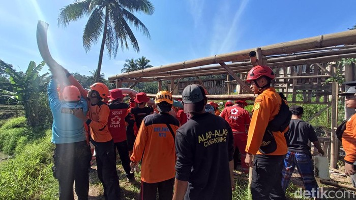 Tim SAR gabungan menyedot air dari lubang galian lain sebagai upaya untuk operasi pencarian delapan penambang yang terjebak air di Desa Pancurendang, Kecamatan Ajibarang, Banyumas, Kamis (27/7/2023).