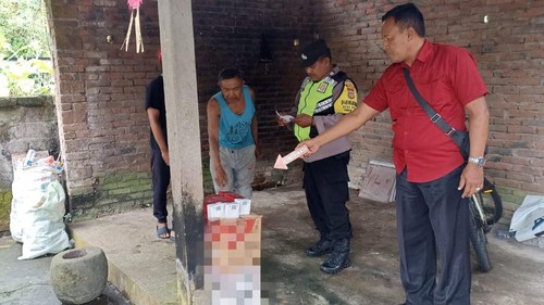 Petugas Polsek Marga melakukan identifikasi di TKP pemuda minum miras di Kecamatan Marga, Tabanan, Kamis (6/7/2023).