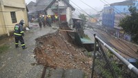 Seorang petugas polisi memeriksa tanah longsor yang disebabkan oleh Topan Doksuri di daerah pemukiman di Kota Baguio. Puluhan ribu orang terkena dampak banjir dan masalah lain yang disebabkan oleh topan, yang memiliki jalur angin dan hujan sepanjang 700 kilometer (435 mil), kata pejabat tanggap bencana. AP Photo