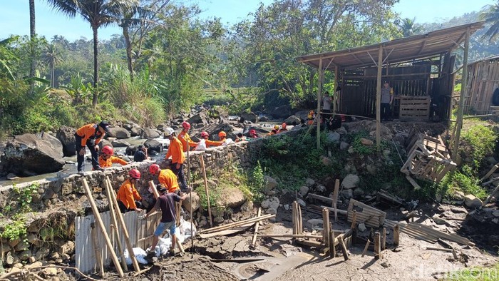 Upaya evakuasi 8 orang terjebak di tambang ilegal Banyumas, Kamis (27/7/2023).