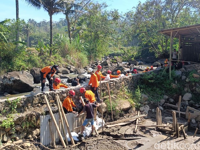 Upaya evakuasi 8 orang terjebak di tambang ilegal Banyumas, Kamis (27/7/2023).