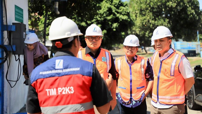 Wali Kota Surabaya Eri Cahyadi meninjau pengelolaan limbah cair di PT SIER