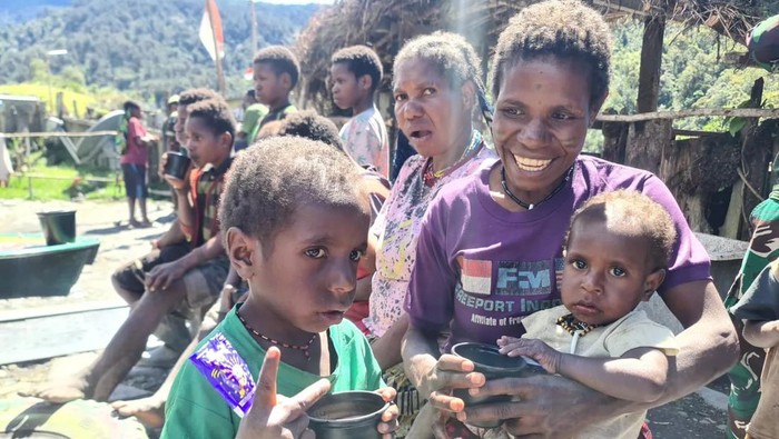 Warga di Distrik Dal, Kabupaten Nduga, Papua dibuat senang lantaran mendapatkan pelayanan kesehatan gratis yang disediakan Sargas Yonif Para Raider 433. Dokumen Istimewa