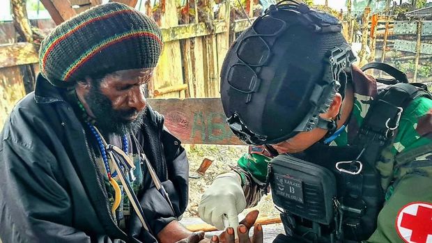 Warga di Distrik Dal, Kabupaten Nduga, Papua dibuat senang lantaran mendapatkan pelayanan kesehatan gratis yang disediakan Sargas Yonif Para Raider 433. Dokumen Istimewa