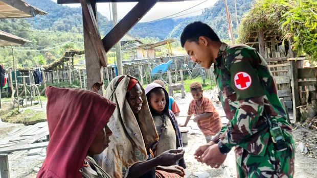 Warga di Distrik Dal, Kabupaten Nduga, Papua dibuat senang lantaran mendapatkan pelayanan kesehatan gratis yang disediakan Sargas Yonif Para Raider 433. Dokumen Istimewa