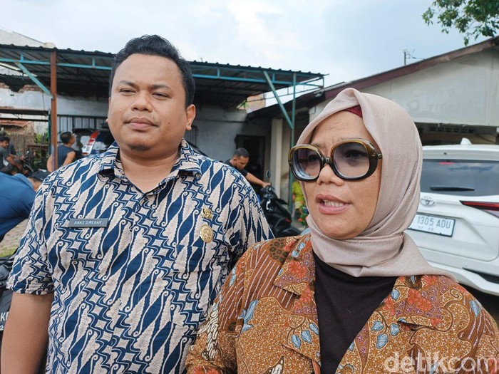 Wasni Hutagaol selaku Kasubag TU UPT PPA Dinas DP3APM Kota Medan saat diwawancarai di sekitar kediaman Deasy Natalia, Kamis (27/7/2023)