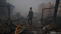 Sebanyak 16 unit dan 80 petugas Gulkarmat meluncur ke lokasi kebakaran.
