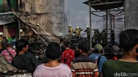 Menurut kesaksian warga sekitar api pertama kali muncul dari salah satu rumah warga. Dugaan sementara api  berasal dari lantai dua rumah tersebut diakibatkan karena korsleting listrik.