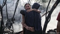 Isak tangis sejumlah warga pecah saat mengetahui rumahnya hangus terbakar.