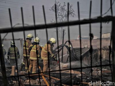 16 Mobil Damkar Padamkan Kebakaran Permukiman di Koja